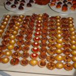 Mini-tartaletas de limon, guayaba, parchita, gianduja decorada con nougatine y florentinas pequeñas decoradas con hojita de oro