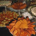 Tejas de coco, lenguas de gato rellenas de jalea de guayaba y decoradas con pistacho, macarons surtidos