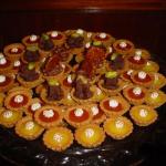 Mini-tartaletas de chocolate bitter decorada con pistacho, de gianduja decorada con nougatine, de guayaba y de parchita
