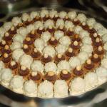 Bombones Rocher con chocolate blanco y minitartaletas de chocolate de leche decoradas con una avellana